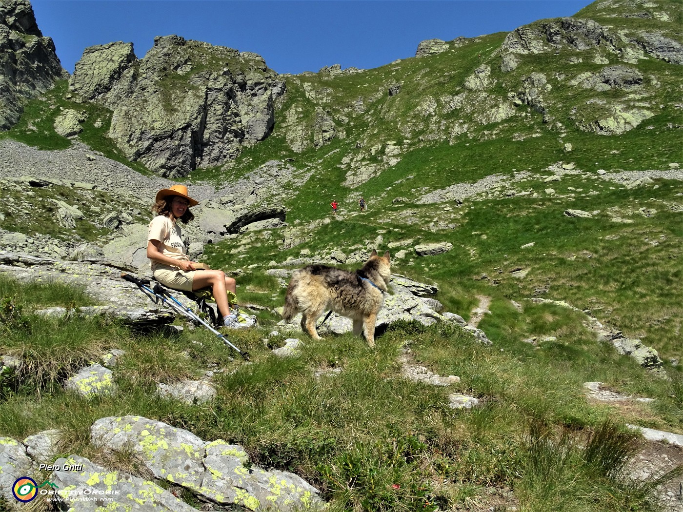 54 In salita al Ponteranica sotto le dirupate pareti del Valletto.JPG